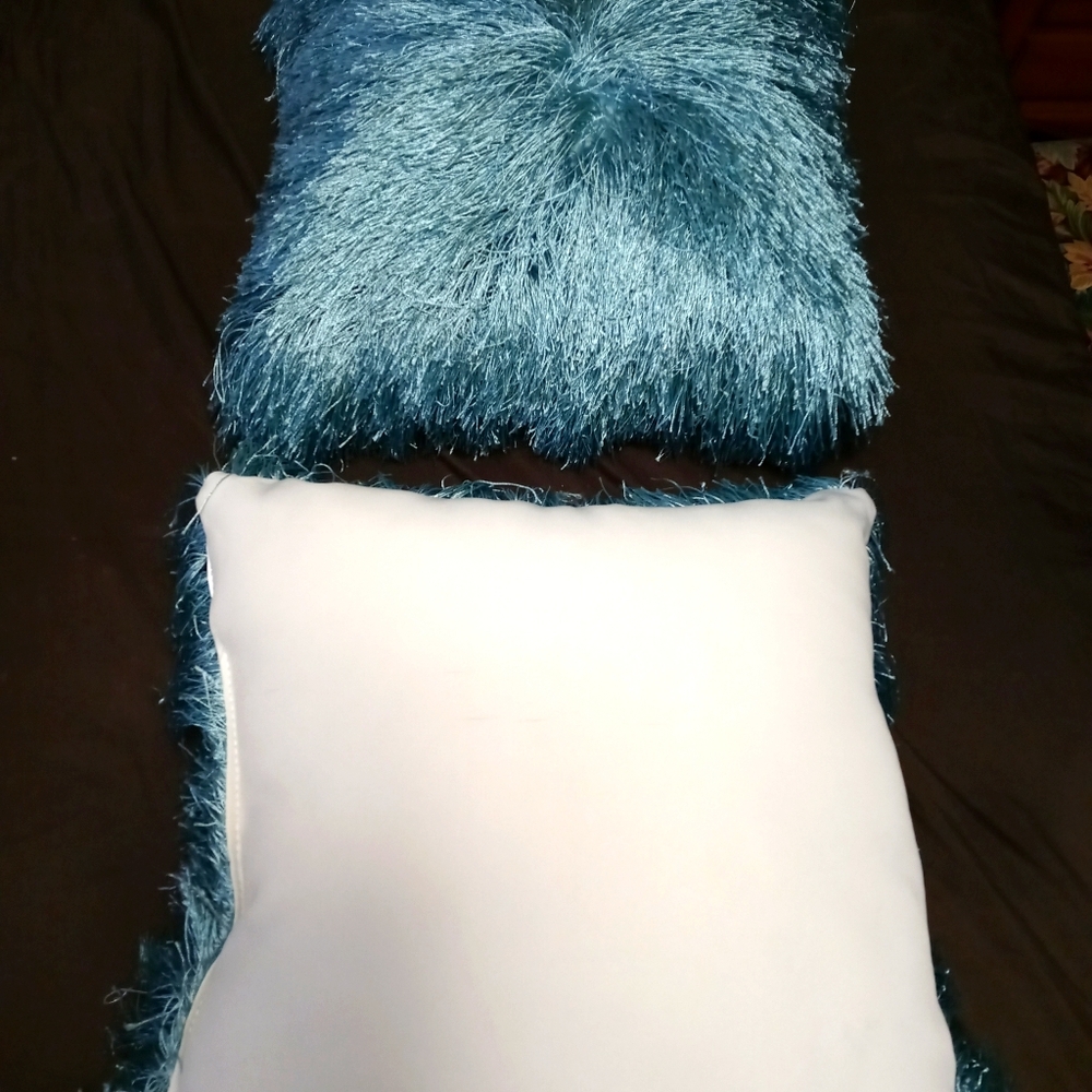 🏖⛵PIER 1 IMPORT TWO FLUFFY PILLOWS 🏝A FANTASTIC VINTAGE GIFT 🎁